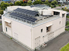 【太陽光発電設備の導入事例】既存施設の屋上に設置した太陽光発電設備